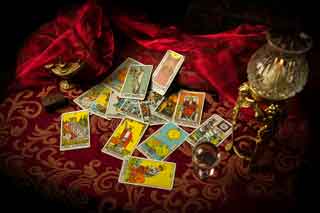 Esoterik Themen: Kartenlegen mit Tarotkarten Esoterik Themen: Kartenlegen mit Tarotkarten